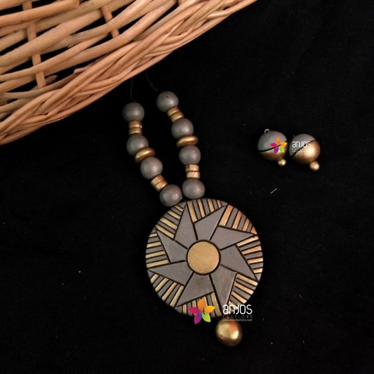 Grey Gold Simple Neckset